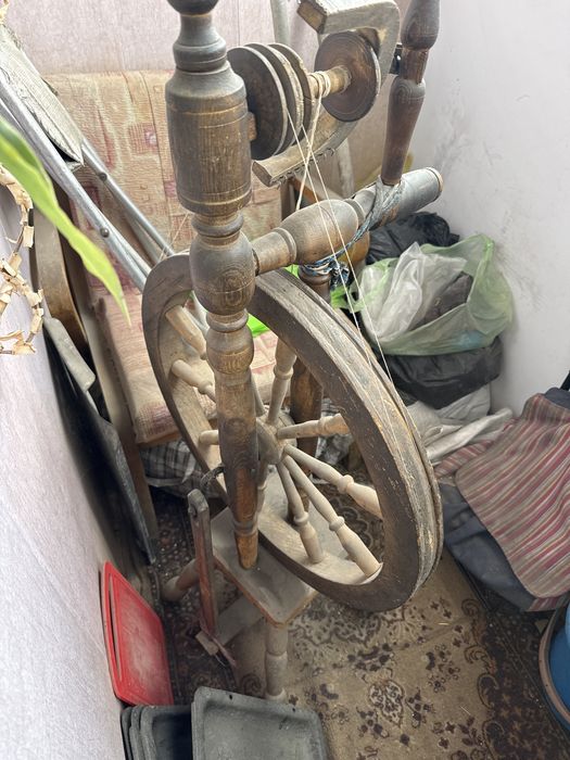 Прялка старинная в рабочем состоянии.