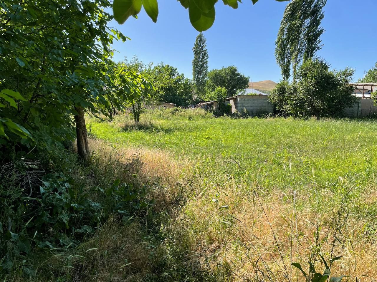 Bostanlik tumani tovoqsoyda uchastka sotiladi
