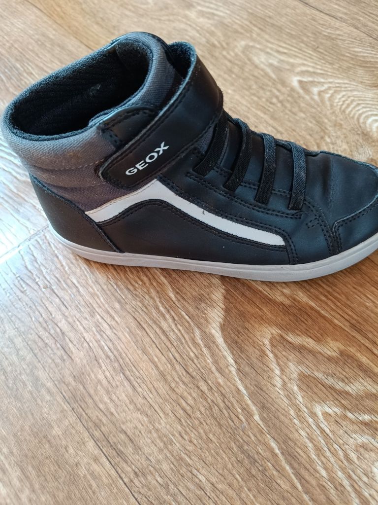 Продавам децки сникърси Geox
