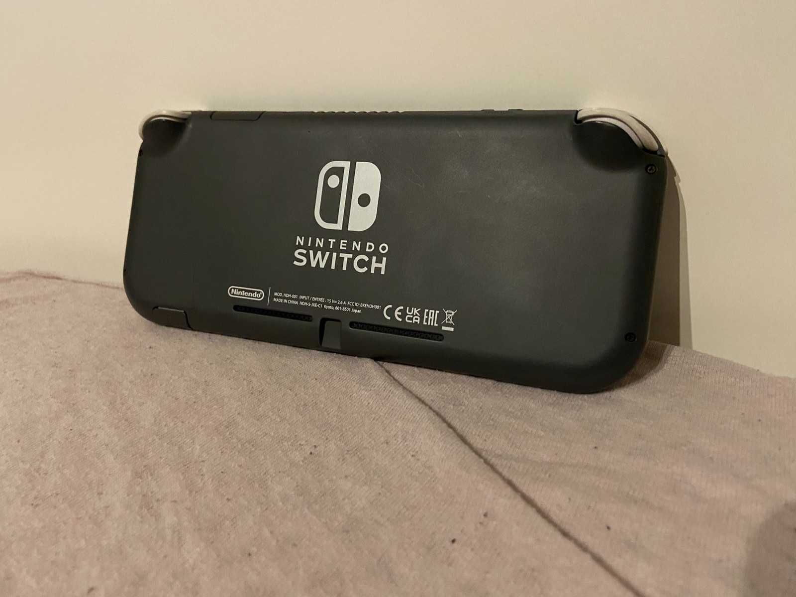 Nintendo switch lite. 20 игрии. Много малко използвано. Идва с калъф.