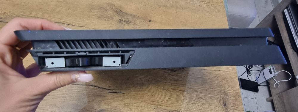 Плейстейшан 4 Slim Конзоли