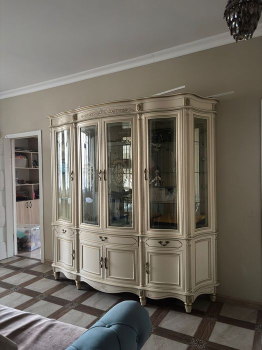 Шкаф для посуды с подсветкой