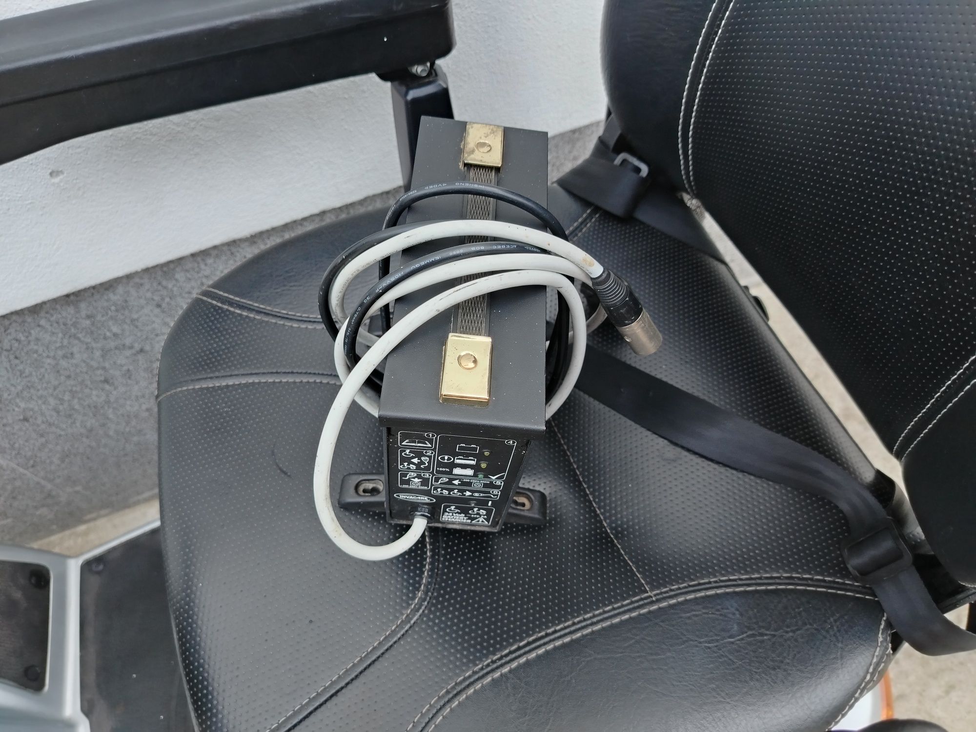 Cărucior scuter electric persoane cu dizabilități