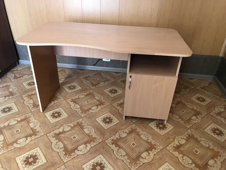 Продаю офисный стол