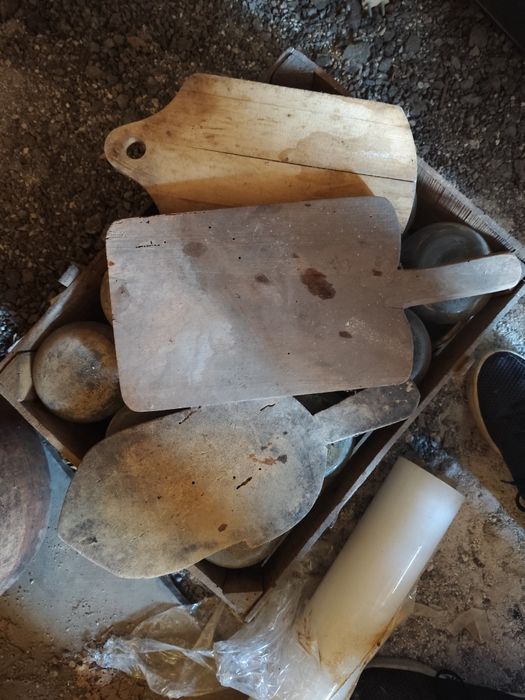 Стомни, гърнета, совалки, вретена, скрипали, куфари и д-р.