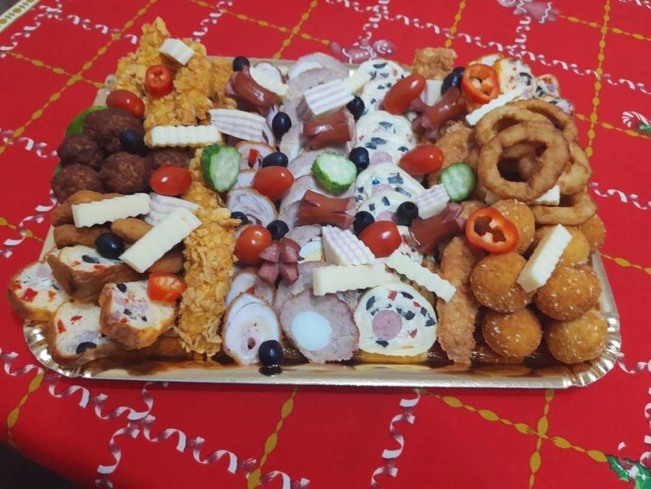 Platouri cu aperitive și sarmale cu varza murata!