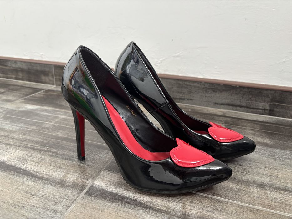 Черни лачени обувки