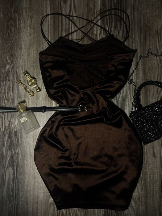 Кафява сатенена рокля