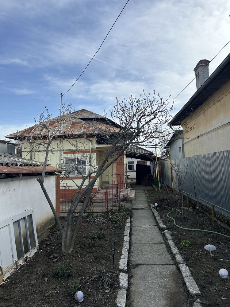 Vand casa in Razvad la strada principala