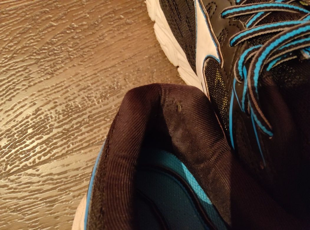 Маратонки Asics GT-2000 7,и Mizuno wave ultima 9