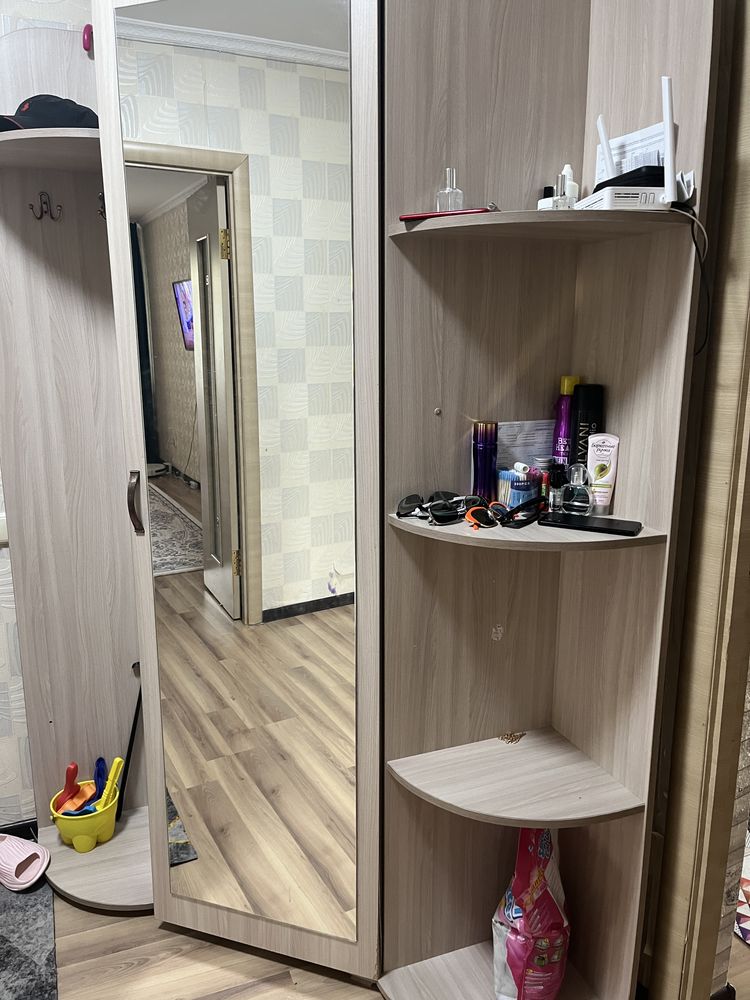 Продам угловую прихожую