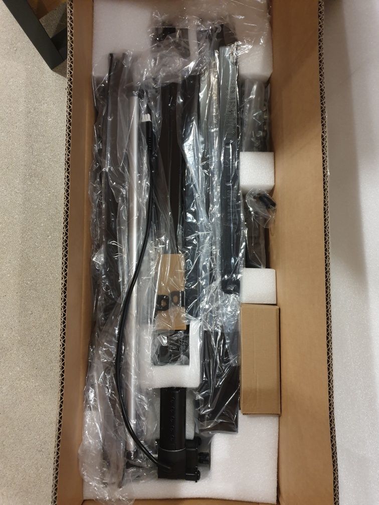 Birou electric Mark Adler, cu reglare pe inaltime si latime Xeno 2
