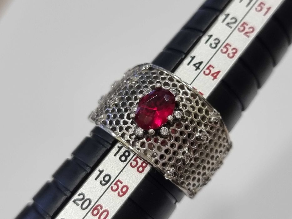 Сребърен пръстен с рубин