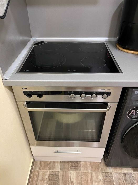Продавам готварска печка за вграждане AEG с плот. Прочети описанието.