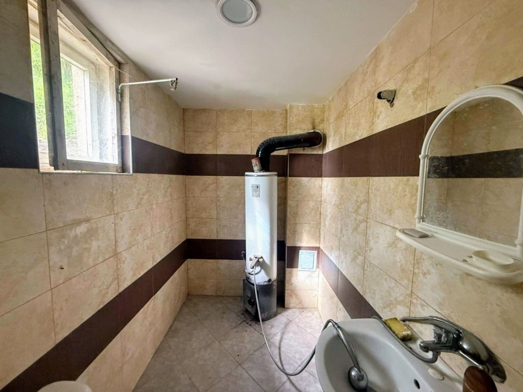Продава се къща в село Ерул, община Трън, област Перник