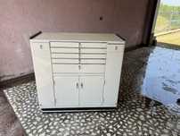 Dulap metalic vintage cu roți – fost dulap medical, pret negociabil