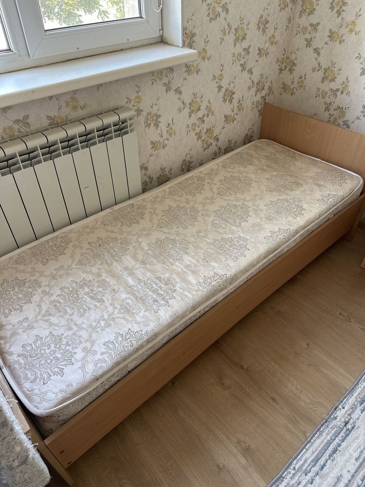 Кровать с матрасом
