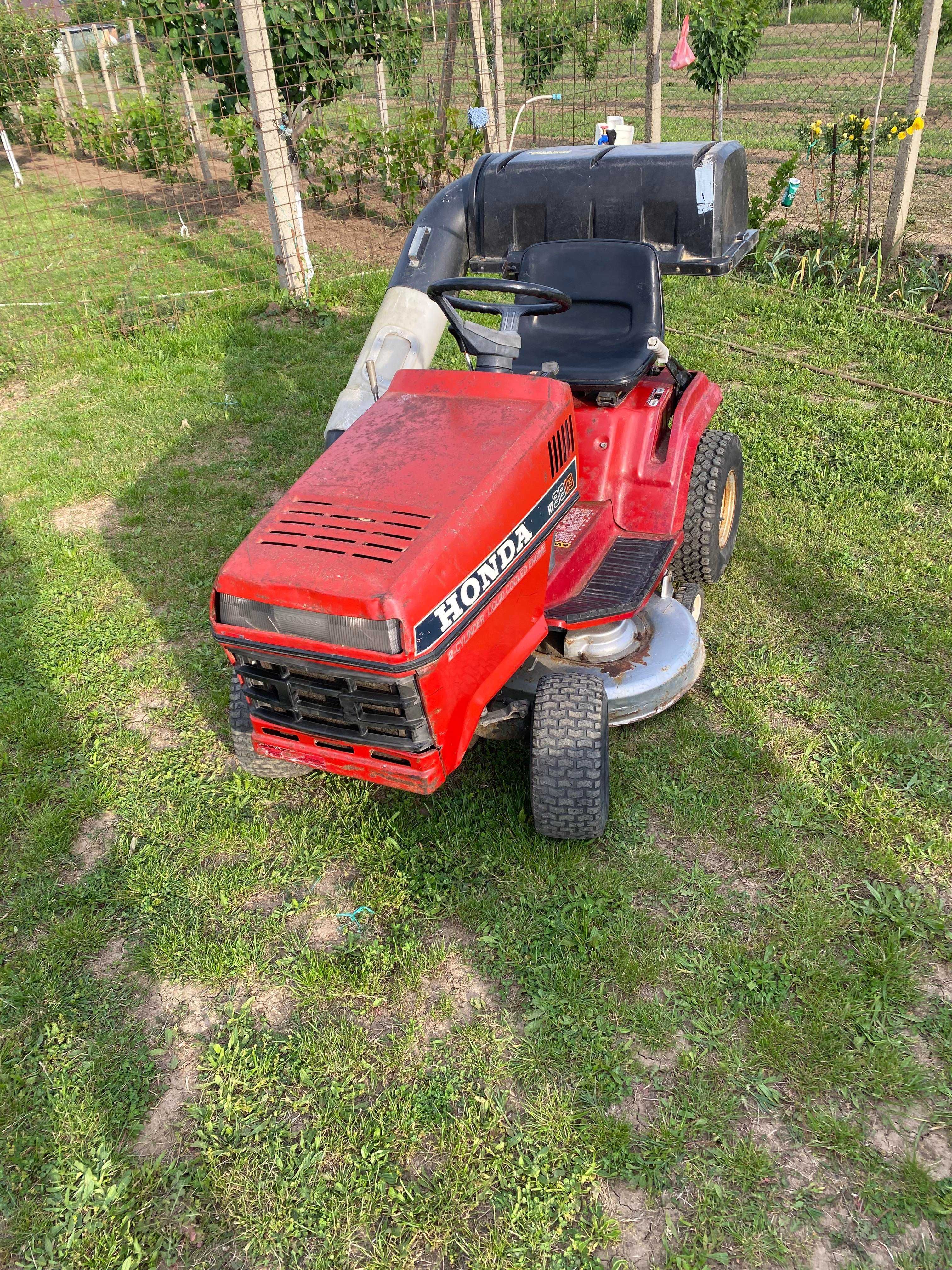 Tractoras  honda de tuns iarba.