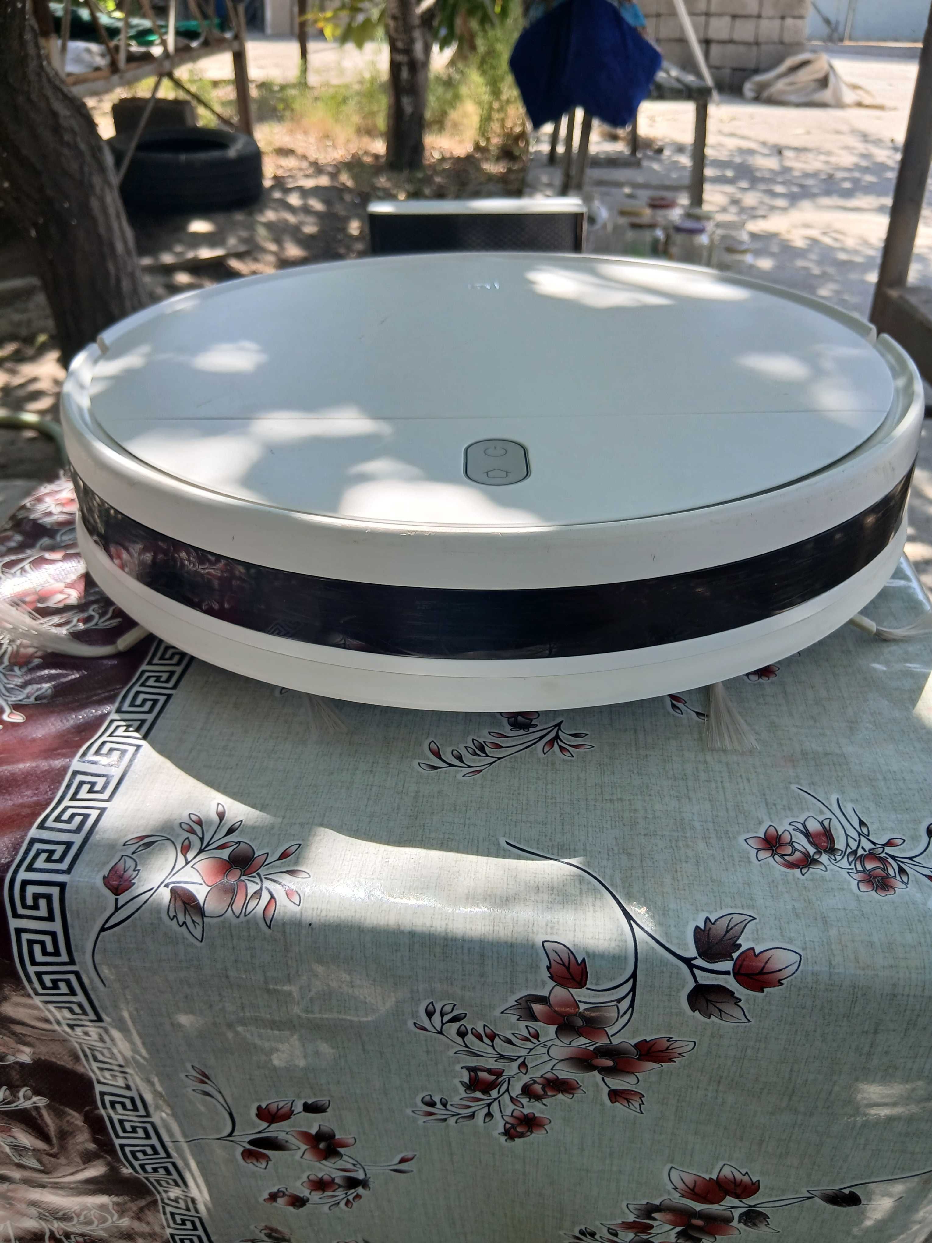 Продам робот-пылесос Xiaomi Mi Robot Vacuum-Mop Essential.