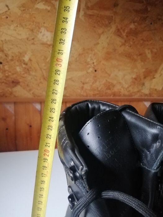 Bocanci din piele naturala.