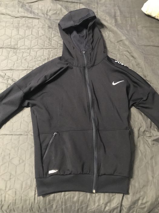 Суитчър и панталон на Nike комплект 25лв.