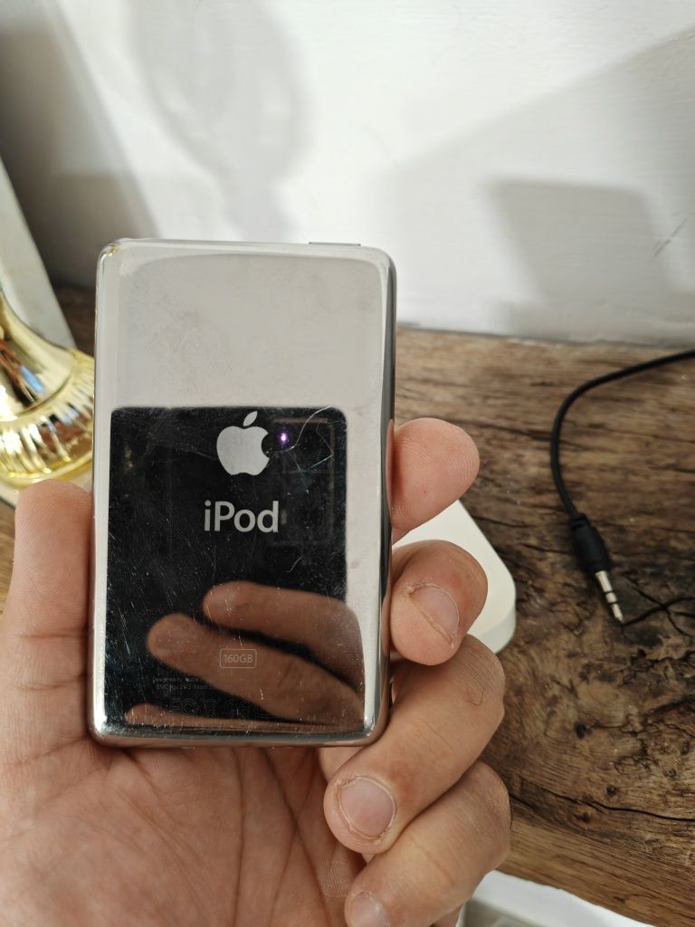 Vând iPod Classic 160 GB ultima generație
