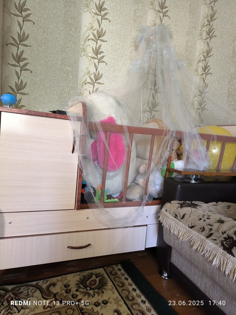 Детская кроватка и детский шкаф
