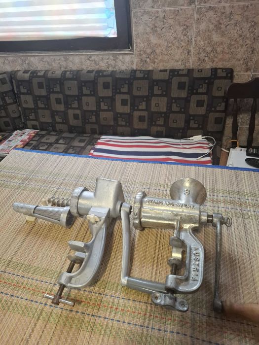 Компшект Машинка за мелене на месо номер 8 -кайма и машинка за сок.