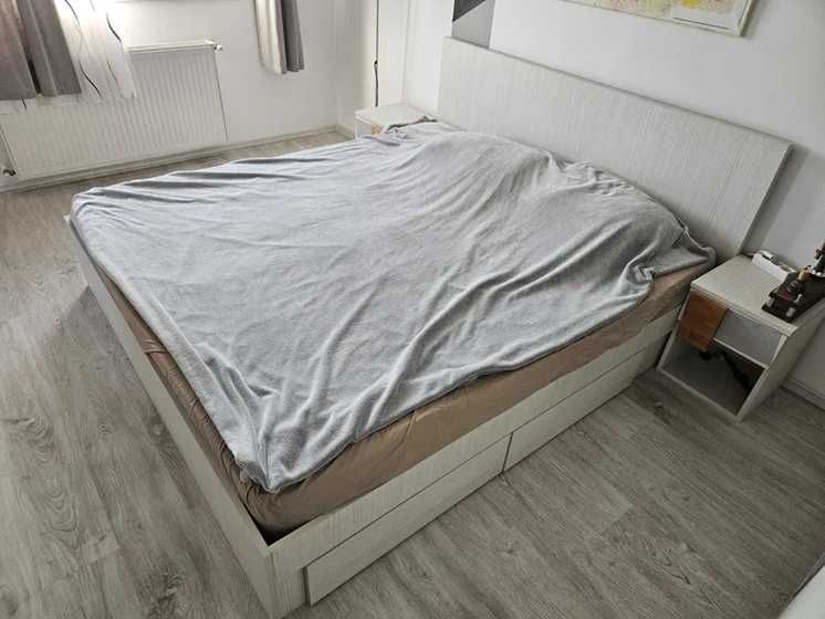 Pat 180*200 cu doua noptiere