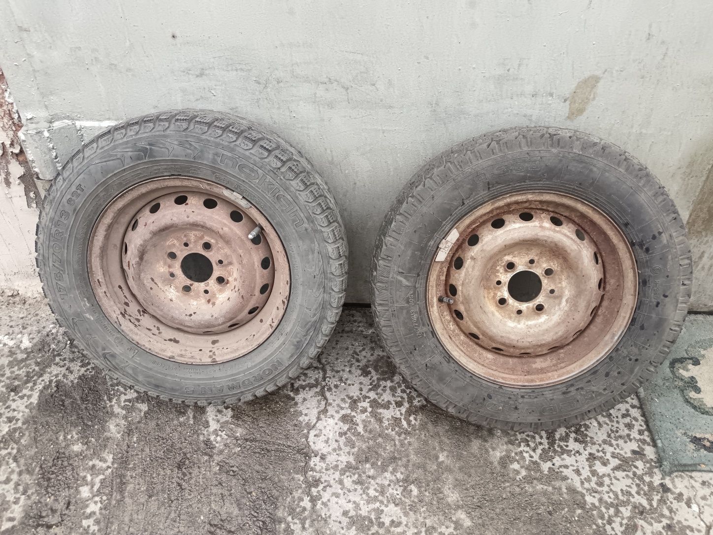 Продам 2 шины R13 на запаску