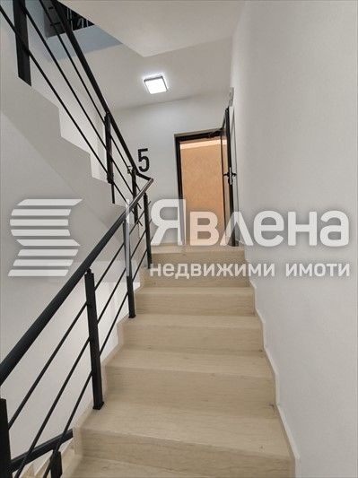 Явлена Изток продава компактен четиристаен