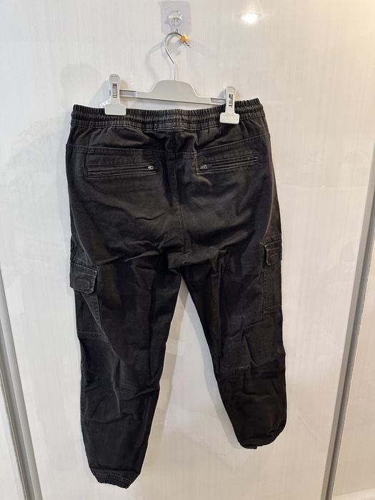 Pantaloni cargo bărbați PULL&BEAR