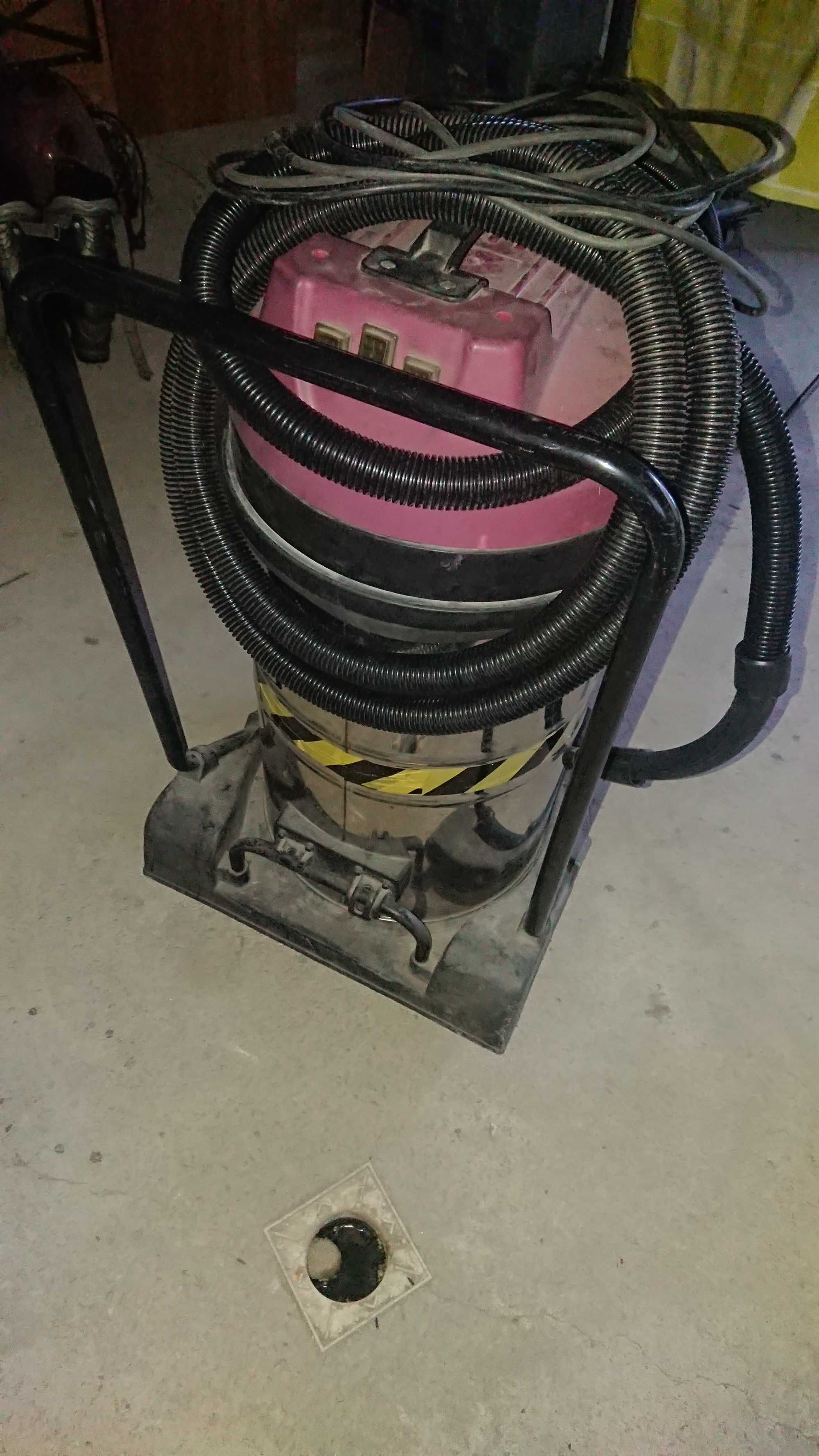 Aspirator PROFESIONALde 3kw.cu 3 motoare a 1000w ,umed-uscat, Italia.