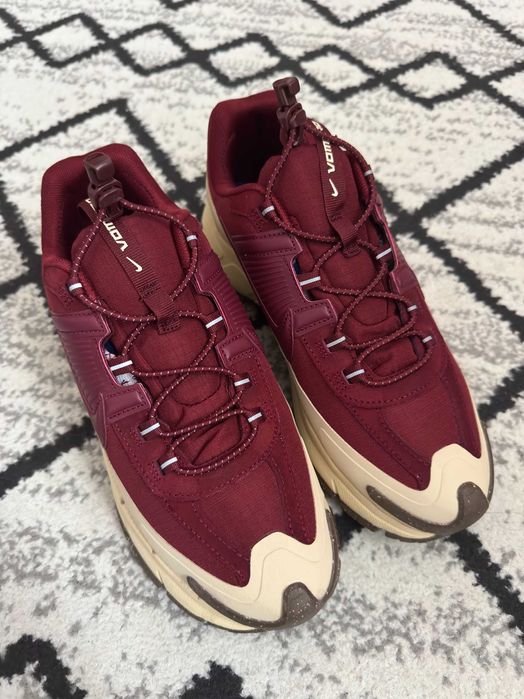 Nike Zoom Vomero 5 Roam Burgundy Team Gold Red Mar 43 Noi Fara Cutie