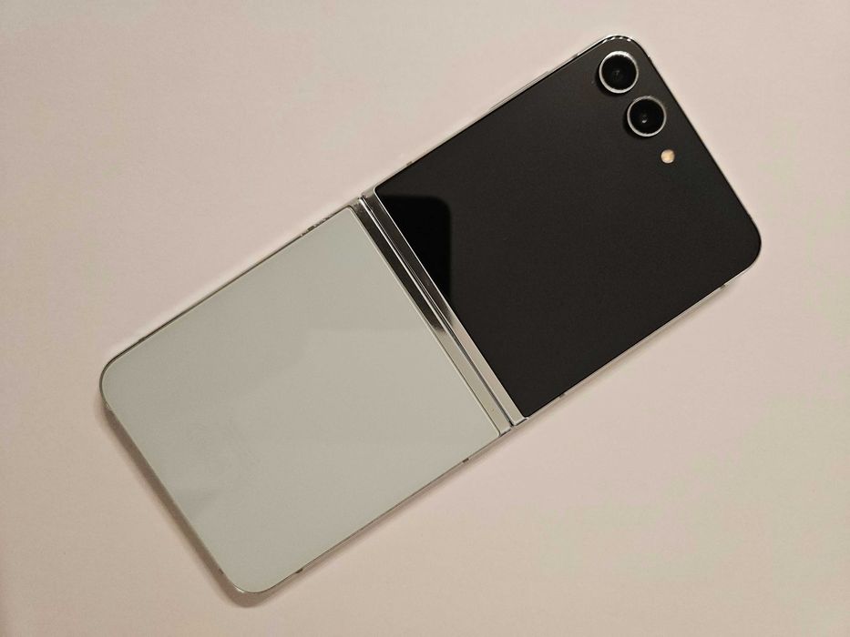 Samsung Galaxy Z Flip5, 256GB, Snapdragon 8 Gen 2, ca nou