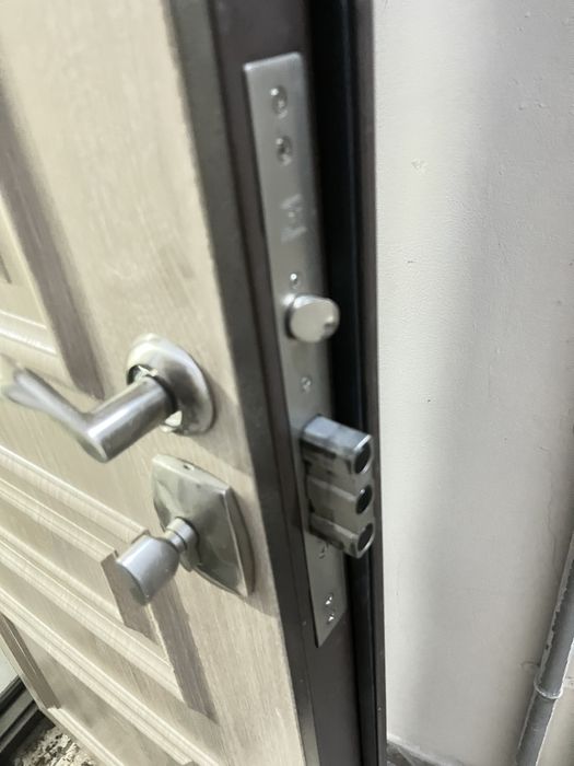 Продам входную железную дверь