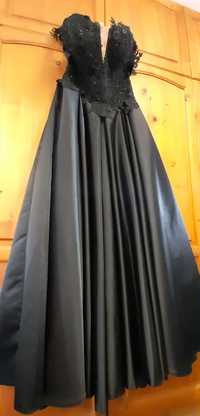 Дълга черна рокля