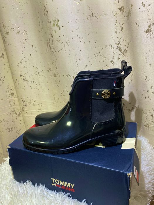 Tommy Hilfiger marime 41