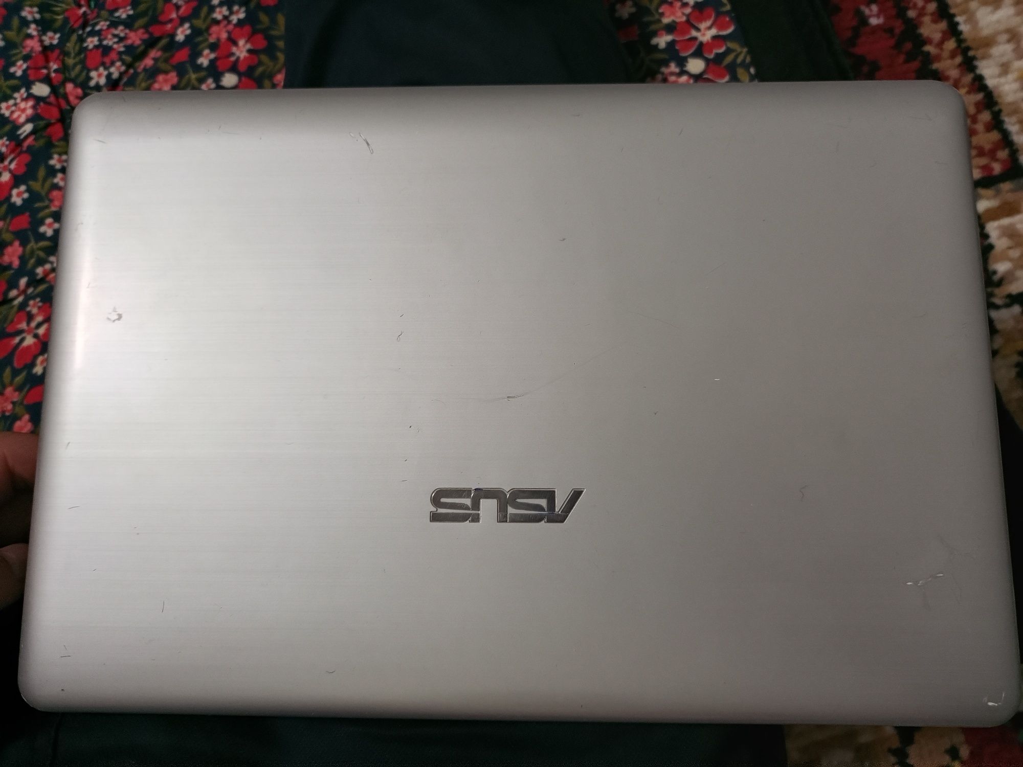 Asus notebuk (rabochi)
