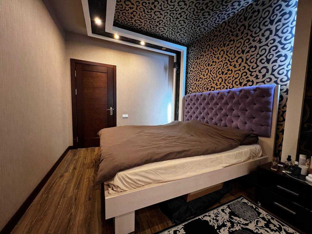 3-х Комнатная Спецплан, в центре "Джуманджи, 77кв.м. 4/4.