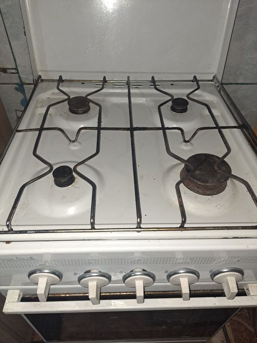 Vand aragaz cu 4 ochiuri si cuptor  cu ceas si furtun