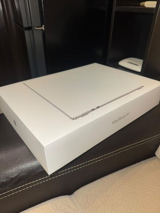 НОВ лаптоп Apple MacBook Air 2025 15-inch, M4 chip, 16GB RAM, 256GB