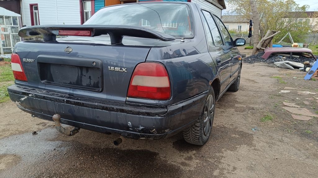 Nissan Sunny sedan 1991