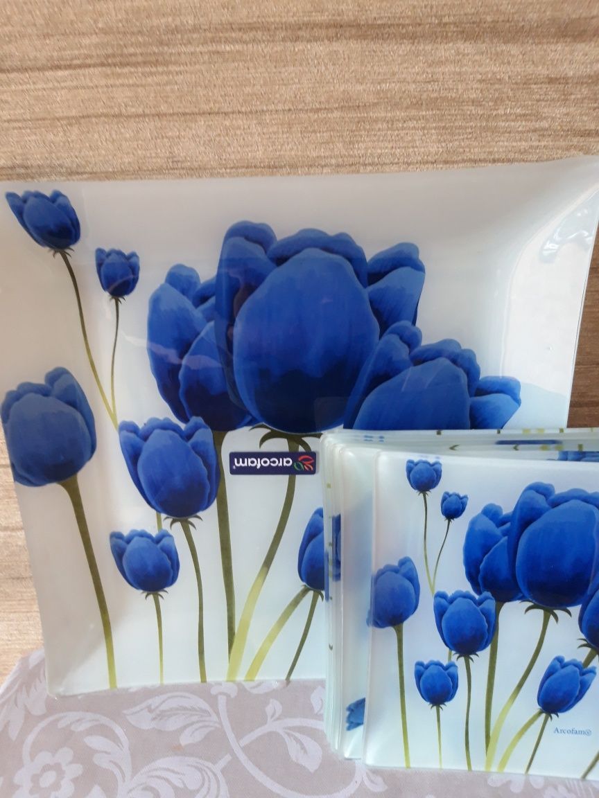 Продам блюдо и 6 тарелок,стеклянные,(не пользовались)