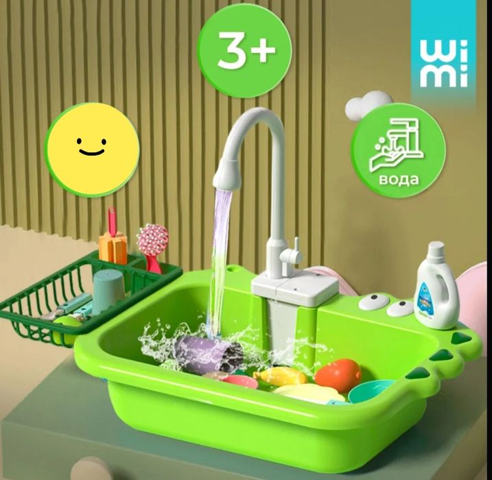 Раковина новая из крана льётся вода