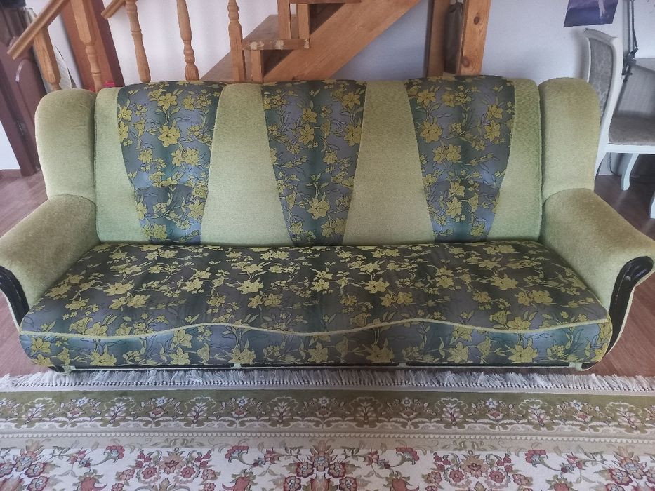 Продается диван и 2 кресла.