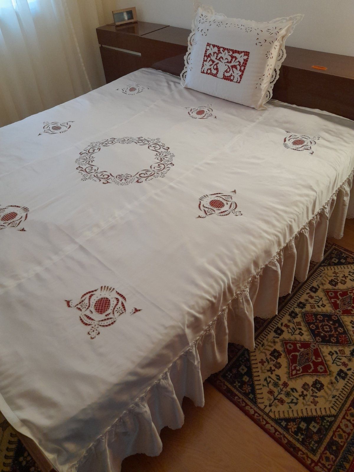 Покривка за спалня плюс възглавница - рязана бродерия