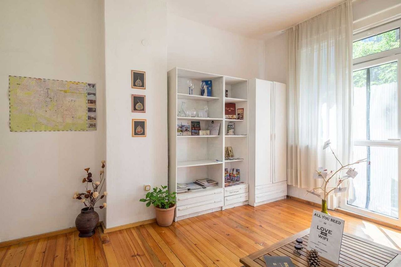 Продава се Едностаен апартамент в София, Център - 33 кв.м за 3879 €/кв.м - Снимка #1