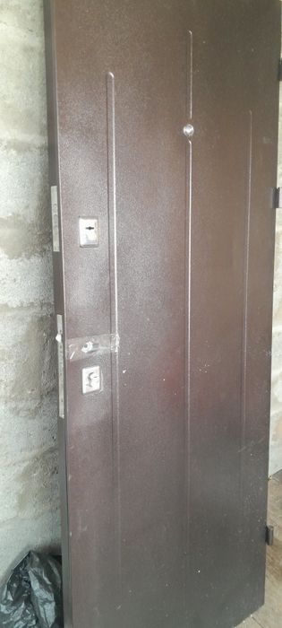 Продам входную дверь