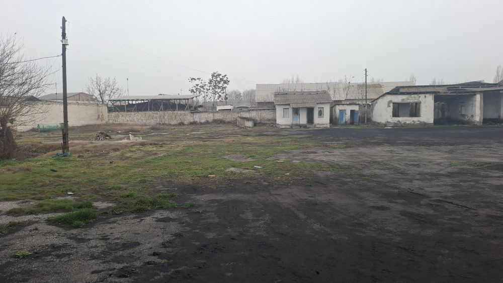 Noturar bino inshoot.Omborxonalar,er,angar,sklad.